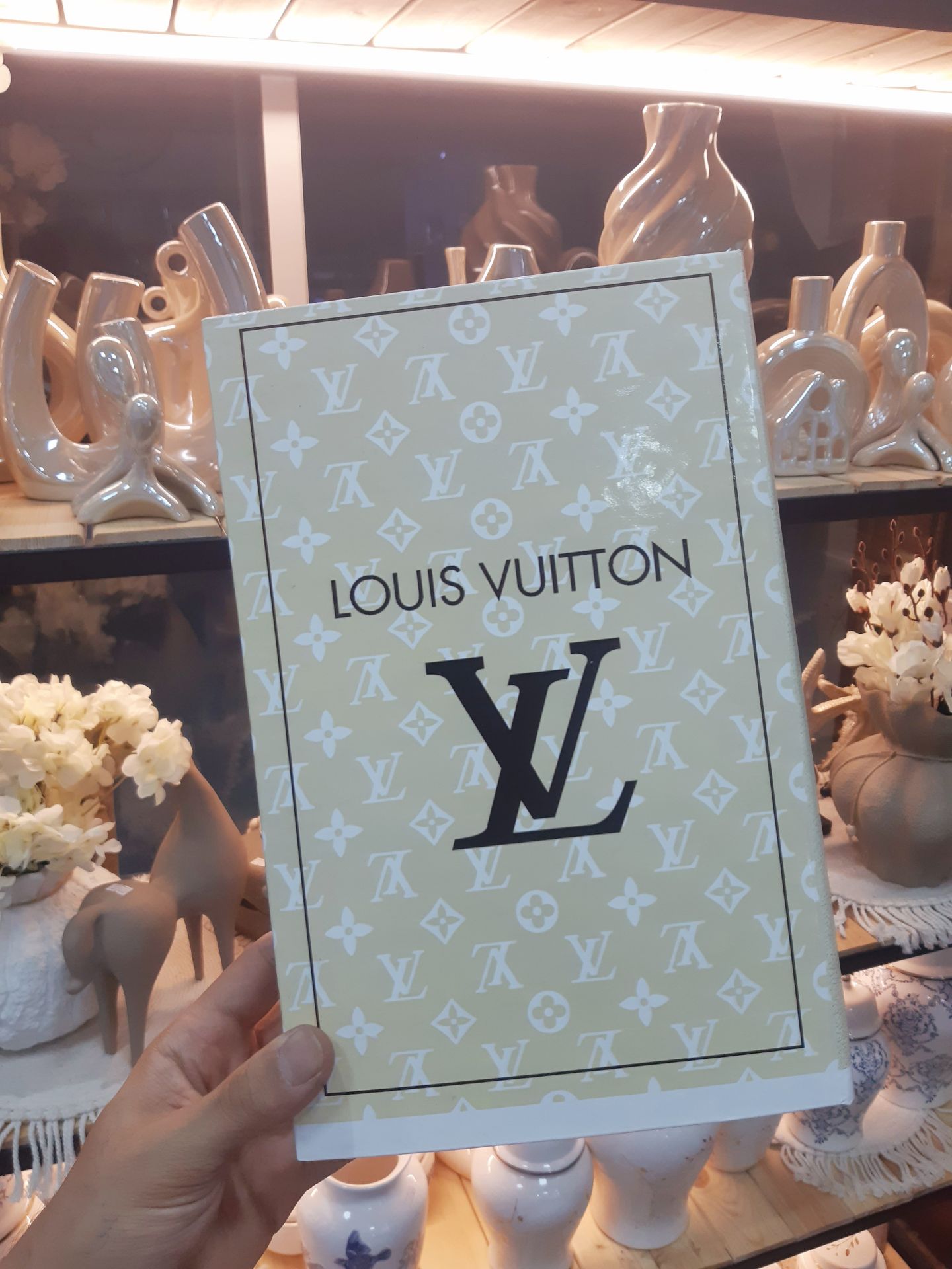 کتاب دکوراتیو باکسی مقوایی طرح LV | باکس دکوری بازشو مخصوص اکسسوری و دکوراسیون منزل